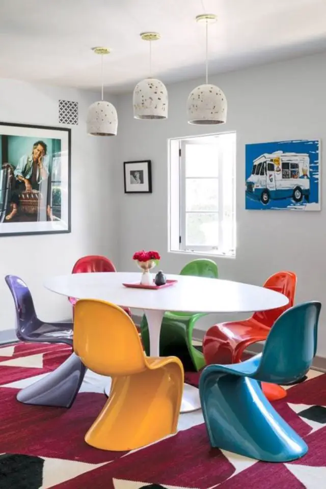 chaise de couleur salle a manger deco vintage en plastique rétro multicolore