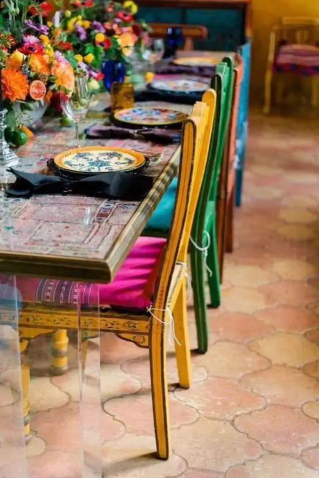 chaise de couleur salle a manger deco table en bois ancienne peinture patinée