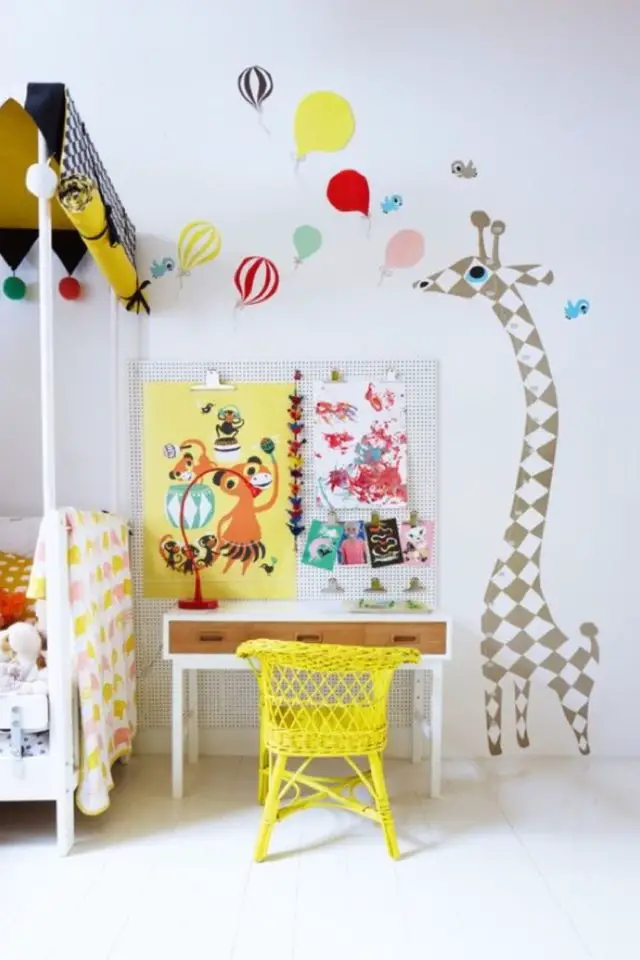 chambre enfant bureau deco exemple 3 ou 4 ans petite table blanche et bois décor mural poster ludique