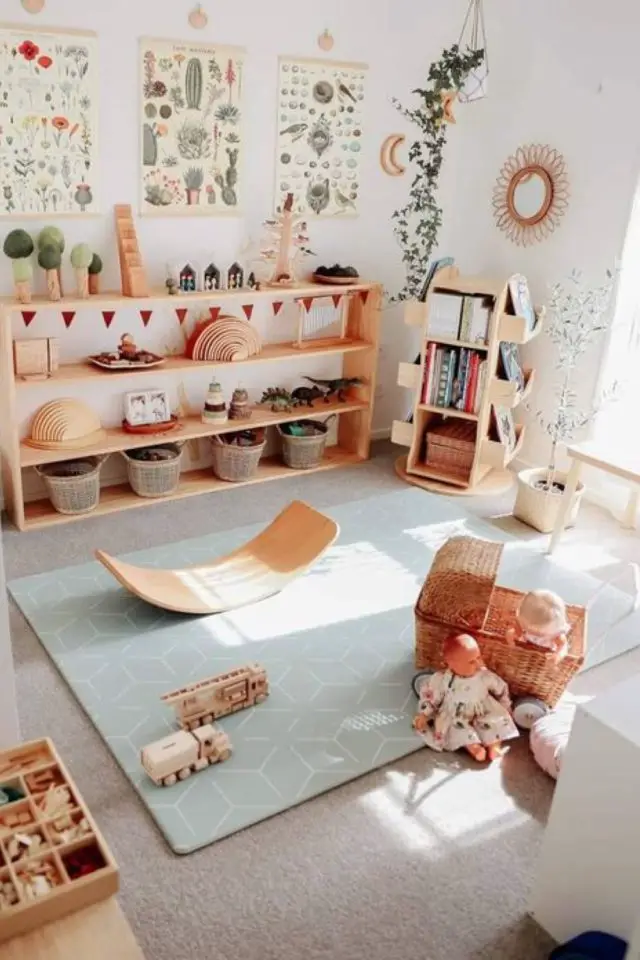 chambre enfant montessori exemple grand tapis étagères ouverte hauteur d'enfant