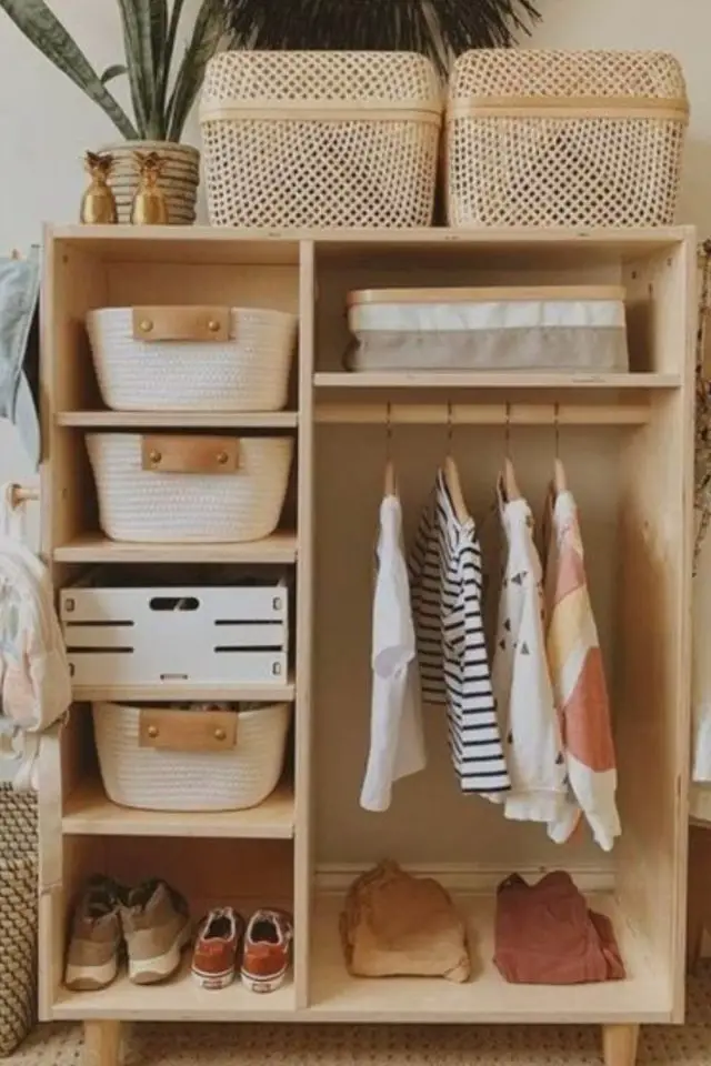 chambre enfant montessori exemple petite armoire en bois ouverte apprentissage éducation