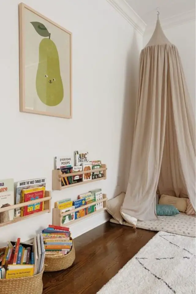 chambre enfant montessori exemple espace coin lecture ciel de lit étagère murale