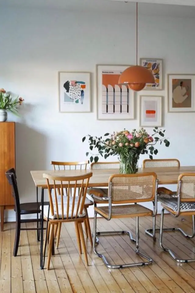 conseils redecorer salle a manger grande table en bois clair pin chaises dépareillée luminaire années 70 orange