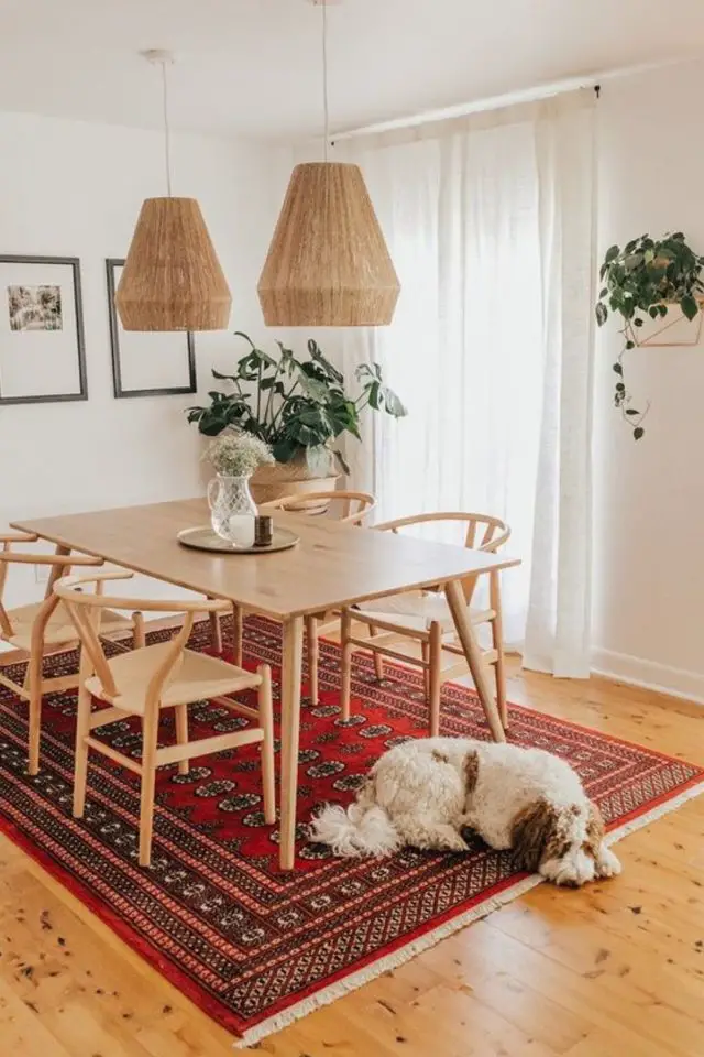 conseils redecorer salle a manger tapis coloré pièce blanche moderne suspension naturelle table et chaise en bois contemporaine