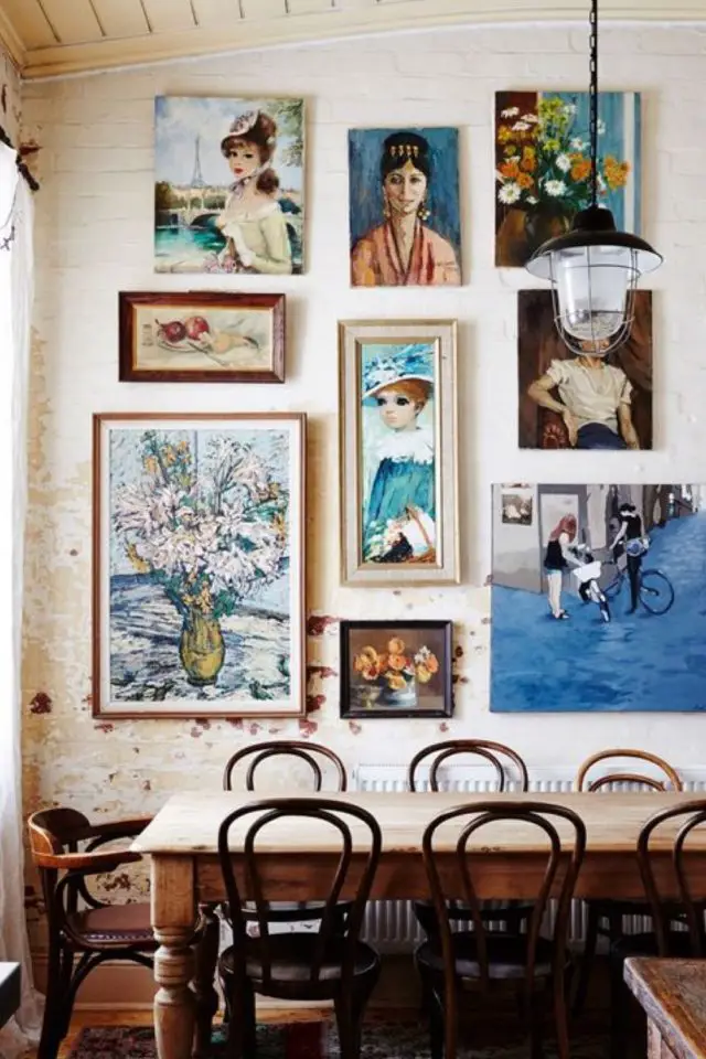 conseils redecorer salle a manger table en bois ancienne chaises bistro galerie murale cadre et tableaux