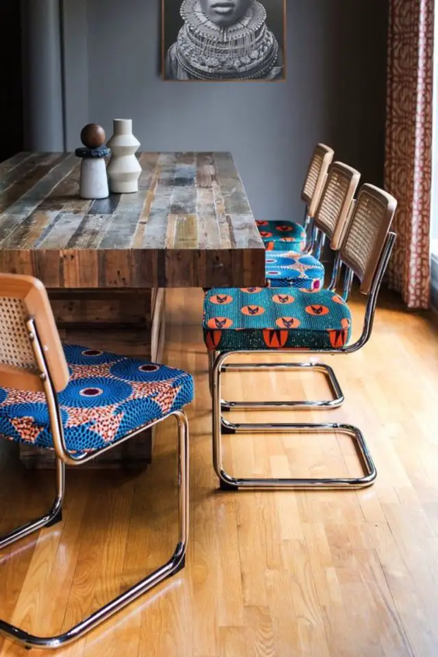 conseils redecorer salle a manger chaises vintage cannage relookées tissu orange et bleu