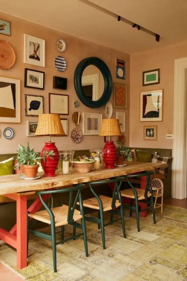 conseils redecorer salle a manger table rectangulaire en bois piètement métal rouge chaise verte 6 personnes banquette
