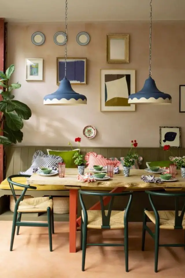 conseils redecorer salle a manger banquette verte chaise en bois coloré table en bois
