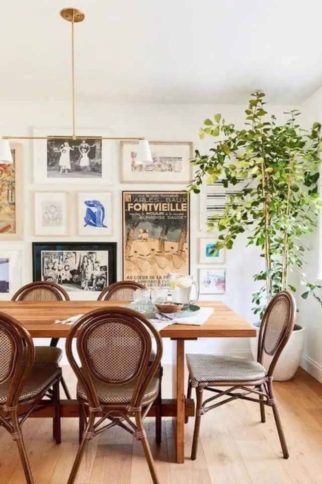 conseils redecorer salle a manger chaises anciennes en bois table moderne plante verte suspendue galerie de cadres