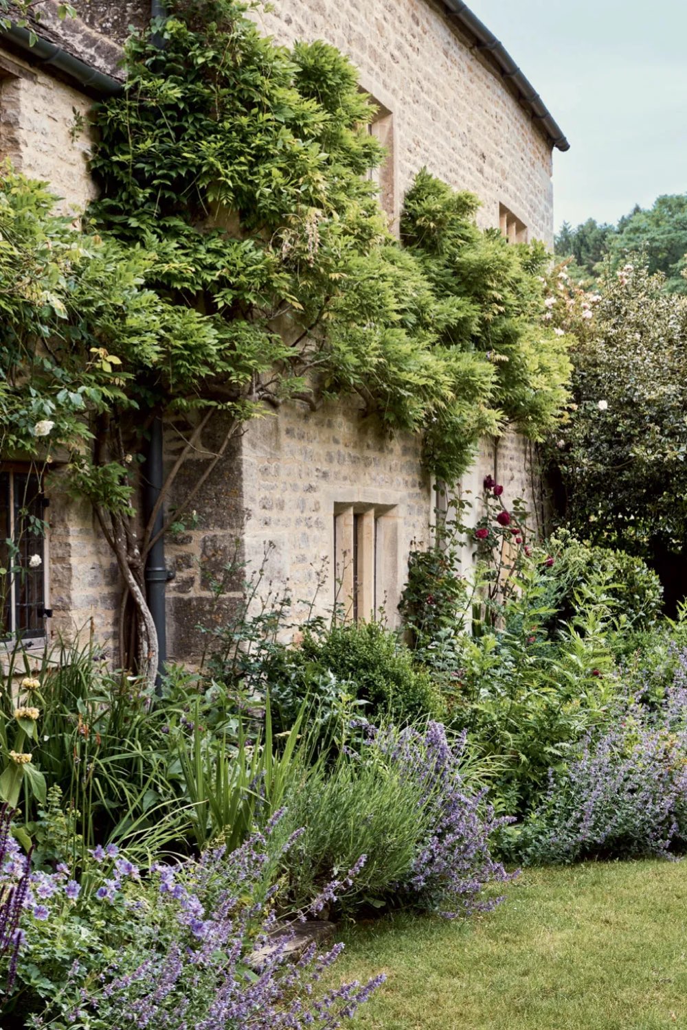 deco cottage anglais 17eme siecle façade en pierre jardin campagne anglaise