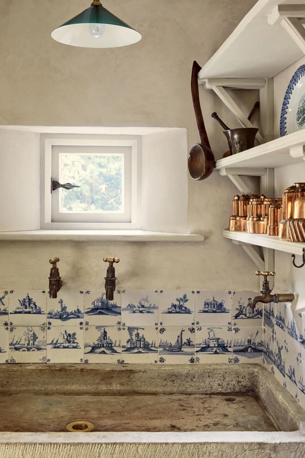 deco cottage anglais 17eme siecle cuisine crédence carreaux de Delft antique bleu et blanc