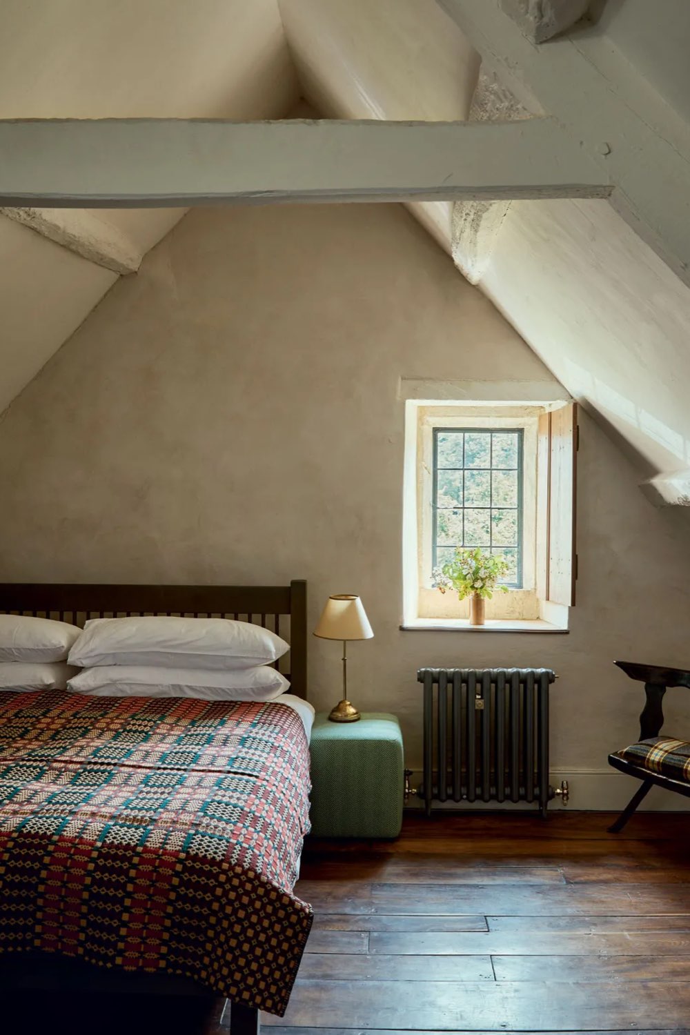 deco cottage anglais 17eme siecle chambre à coucher simple et chic textile couvre-lit laine pays de Galle