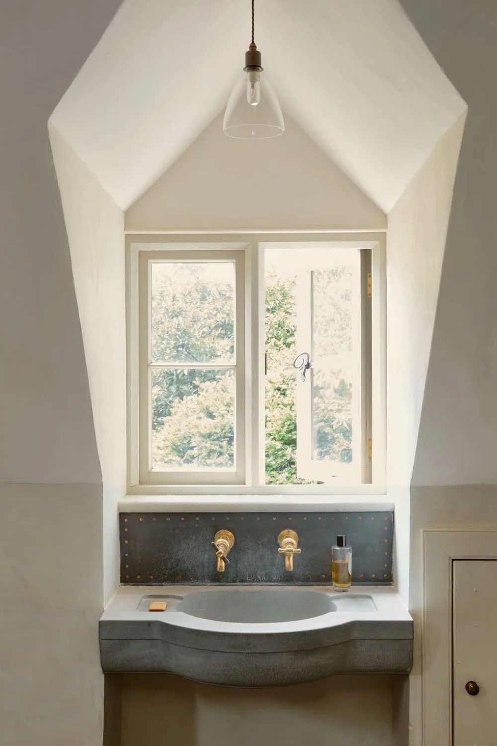 deco cottage anglais 17eme siecle salle de bain robinetterie ancienne chinée vasque en pierre forme de fenêtre chien assis