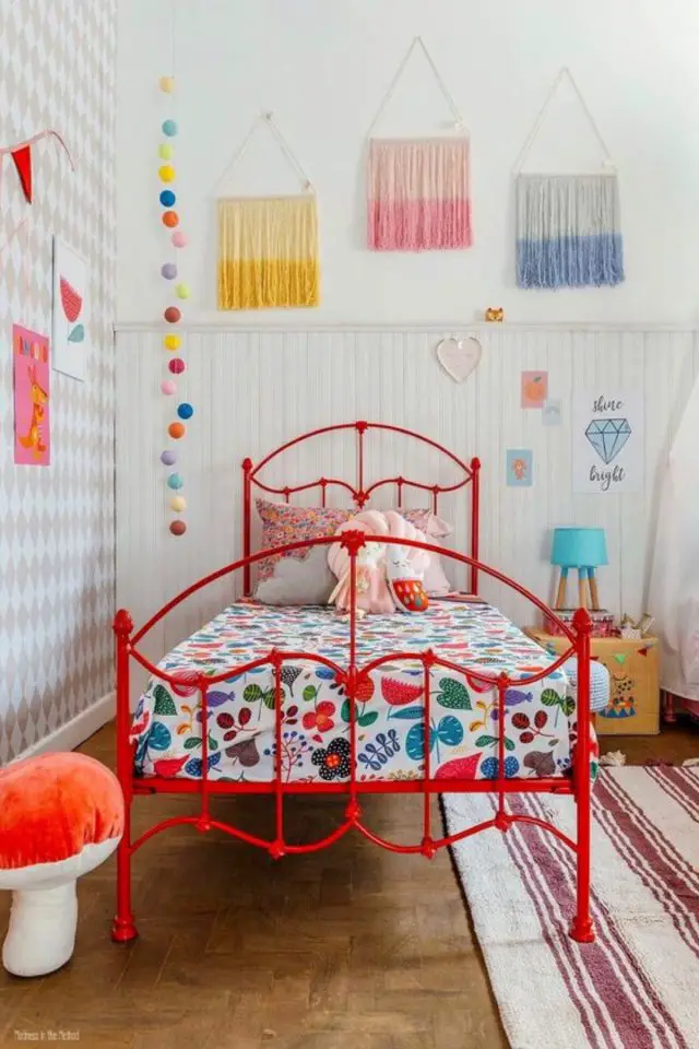 deco moderne chambre enfant couleur exemple lit couleur rouge en métal décor mural jaune rose bleu
