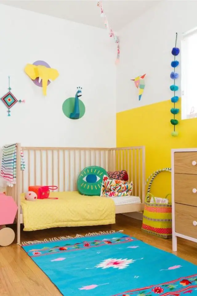 deco moderne chambre enfant couleur exemple soubassement jaune vif lit évolutif bébé