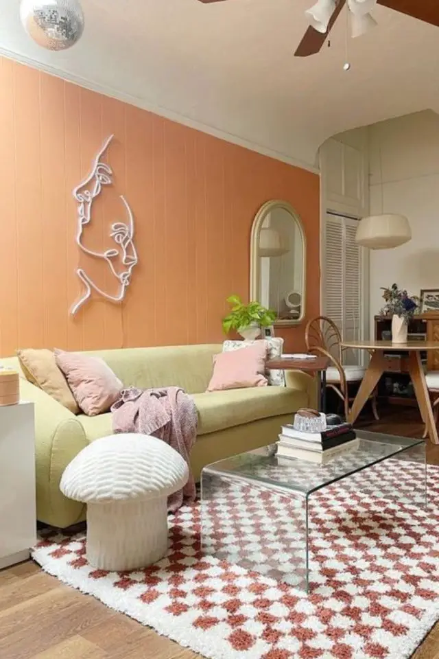 deco salon printemps idees mur accent terracotta orange tapis moderne damier canapé vert tendre
