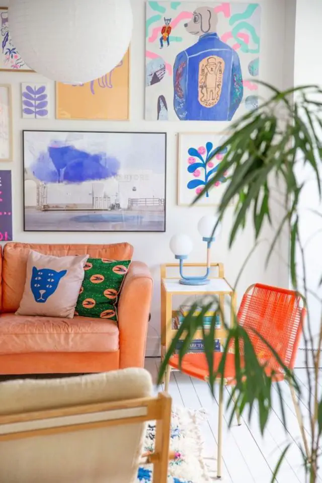 deco salon printemps idees canapé et fauteuil orange décoration mur bleu