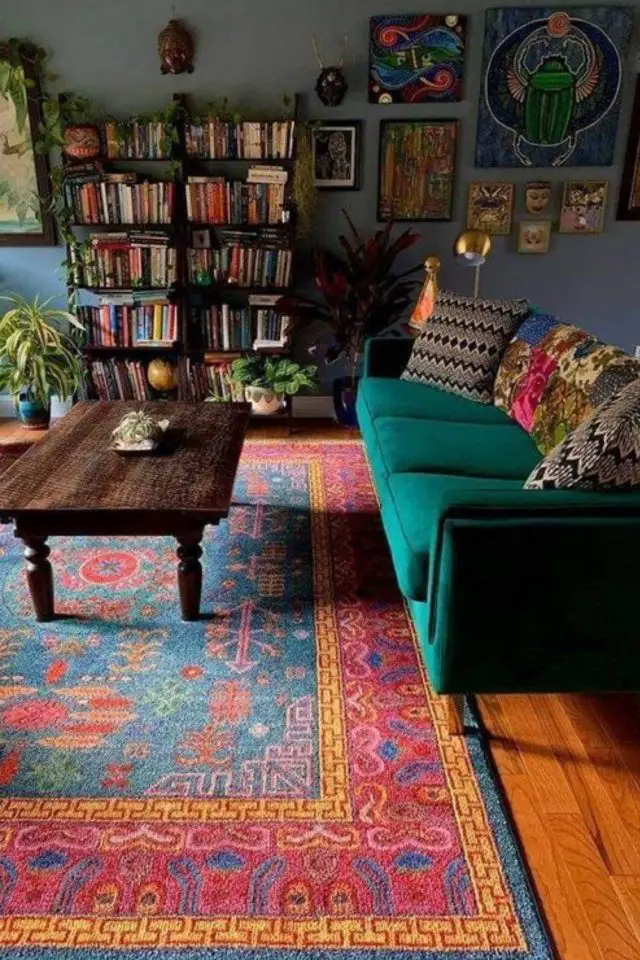 decor boheme hippie chic exemple coloré canapé vert tapis bleu et orange mur sourd