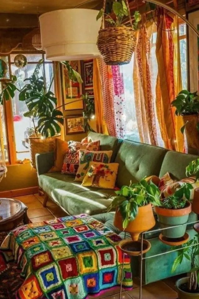 decor boheme hippie chic exemple canapé vert mur rideaux orange plantes vertes patchwork crochet couverture