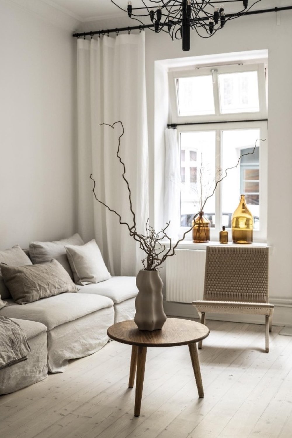 decor maison minimaliste et cosy salon palette de couleur neutre et douce bois vase moderne design organique simple et élégant