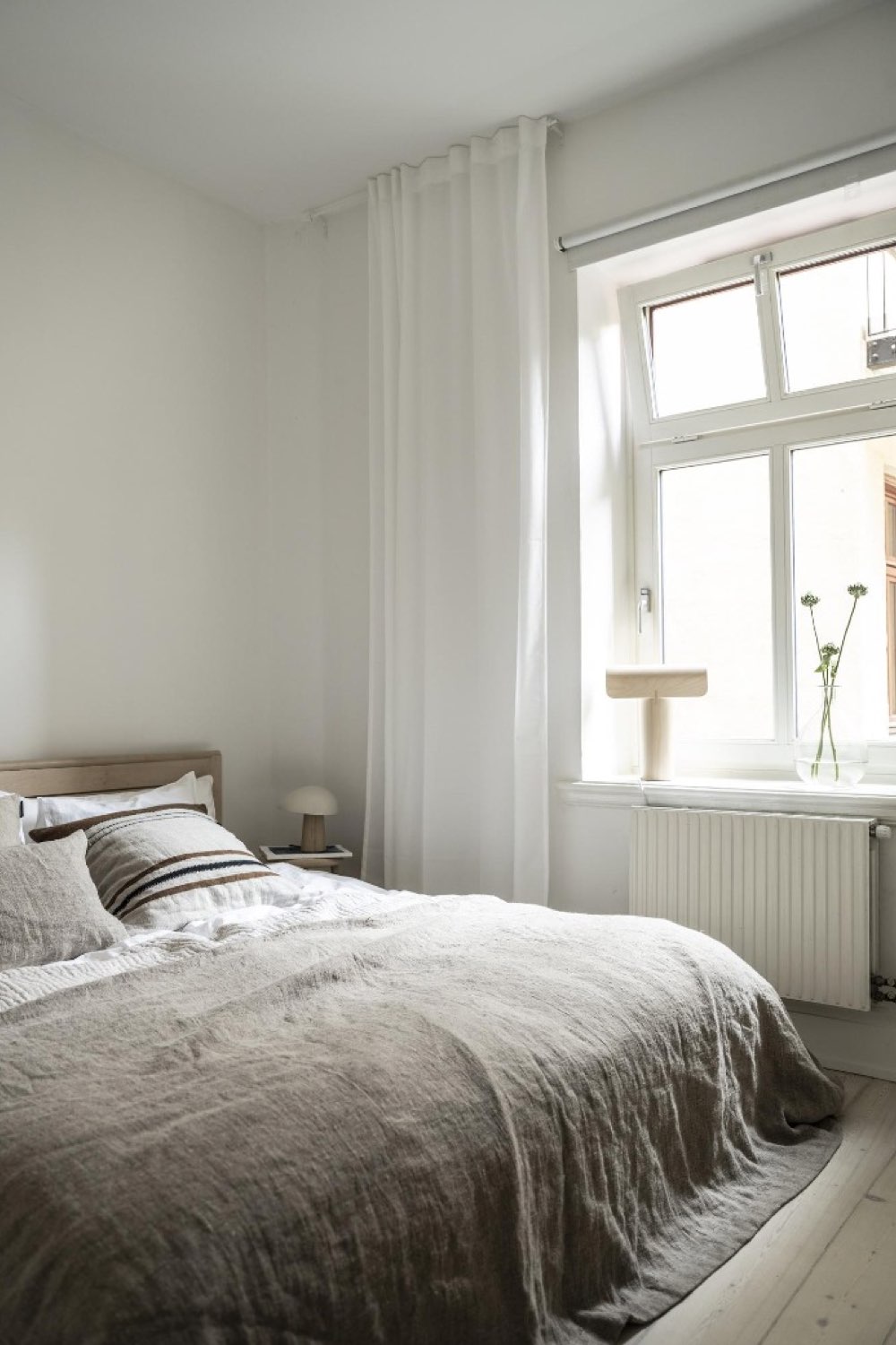 decor maison minimaliste et cosy chambre parentale épurée calme reposant couleur neutre luminaires design moderne