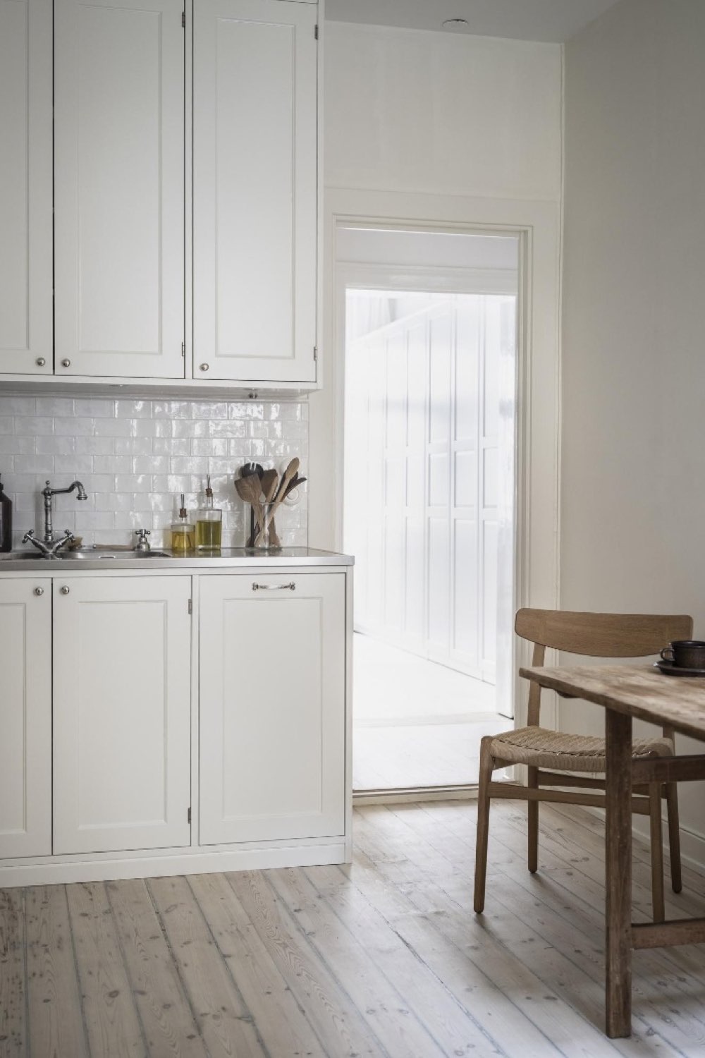 decor maison minimaliste et cosy cuisine façade de meuble blanc crédence carrelage blanc