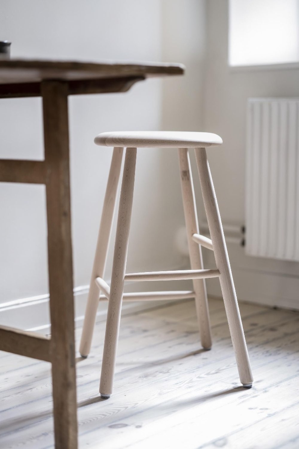 decor maison minimaliste et cosy détail déco cuisine tabouret en bois clair scandinave