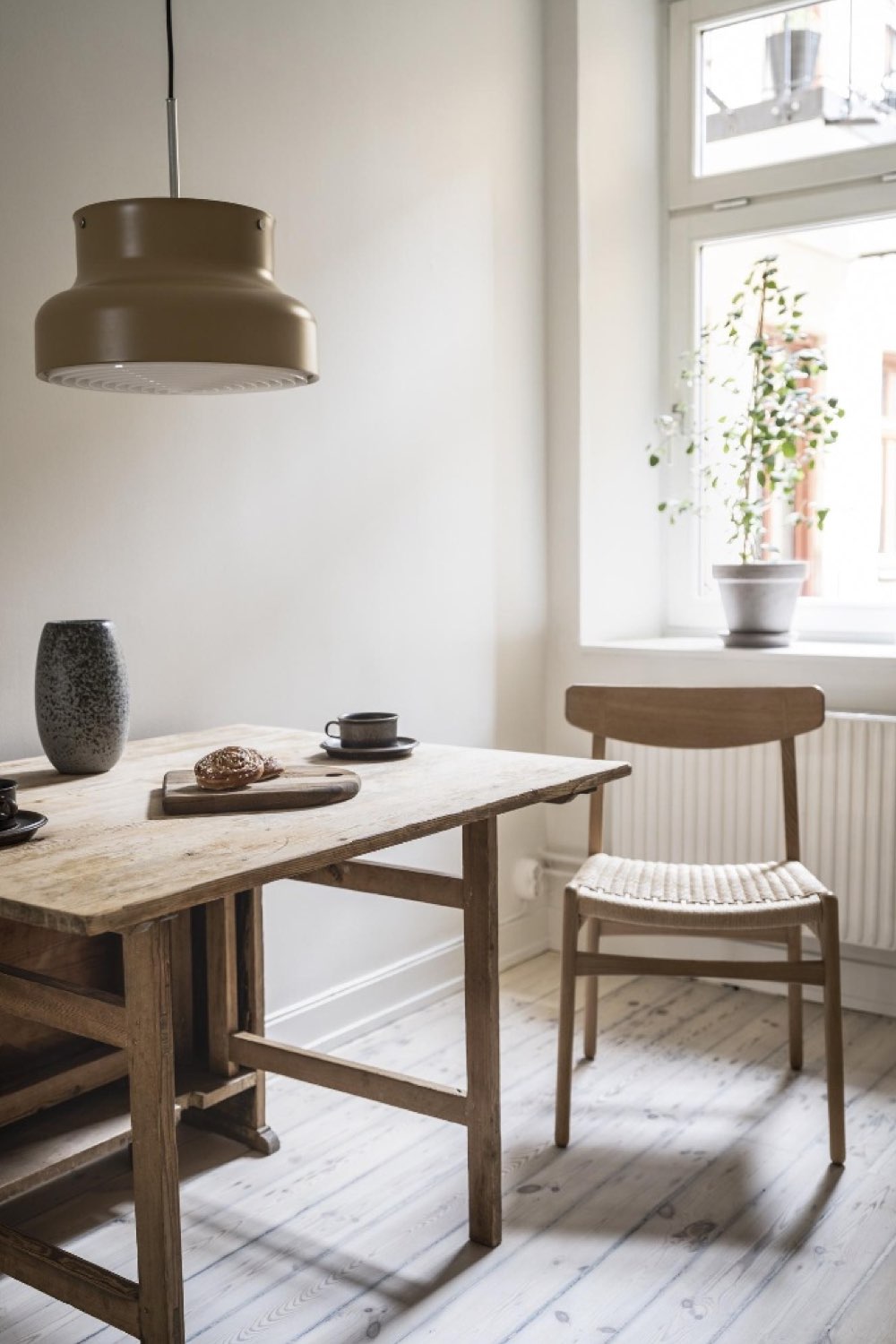 decor maison minimaliste et cosy coin repas cuisine table pliante en bois chaise design scandinave