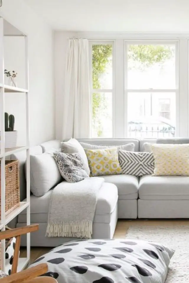 decor tout petit salon moderne inspiration canapé d'angle cosy coussin de sol meuble étagère blanc