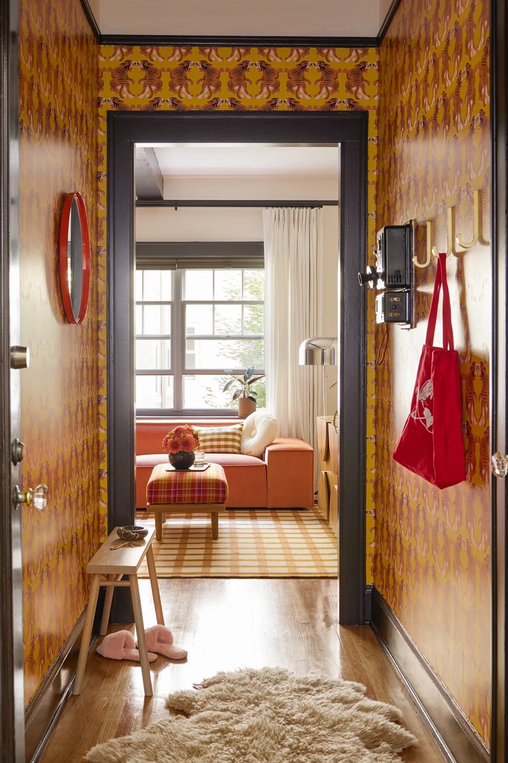 decoration appartement eclectique couleur motif couloir d'entrée petit espace papier peint jaune motif animalier original chaleureux boiserie peinte couleur sombre