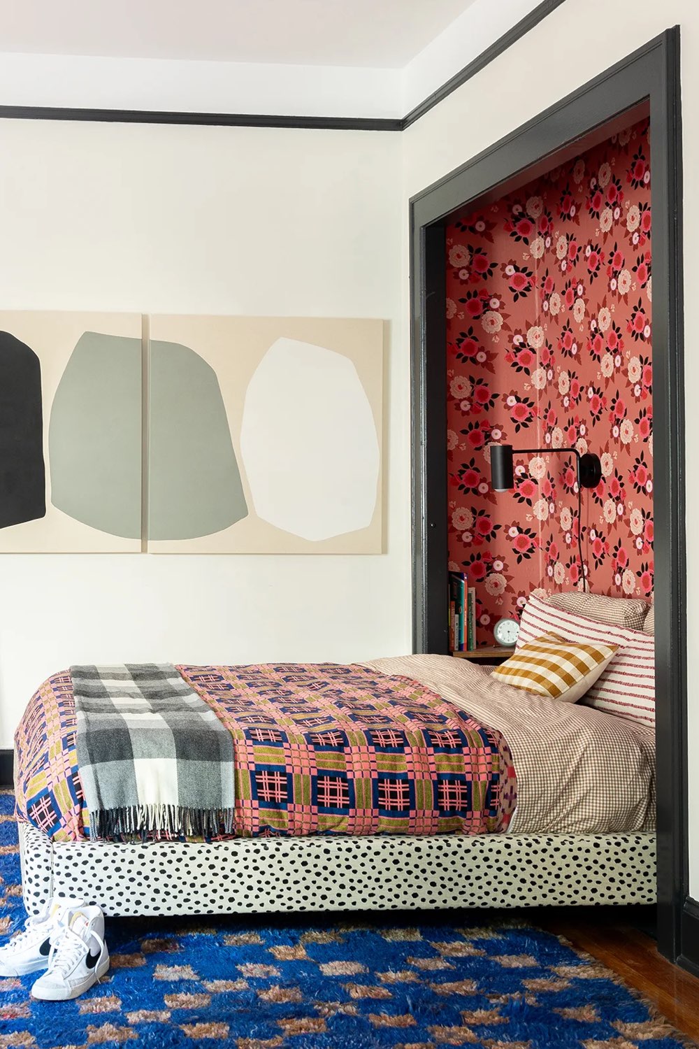 decoration appartement eclectique couleur motif chambre espace sommeil alcôve ancien placard tapis bleu électrique papier peint floral rose