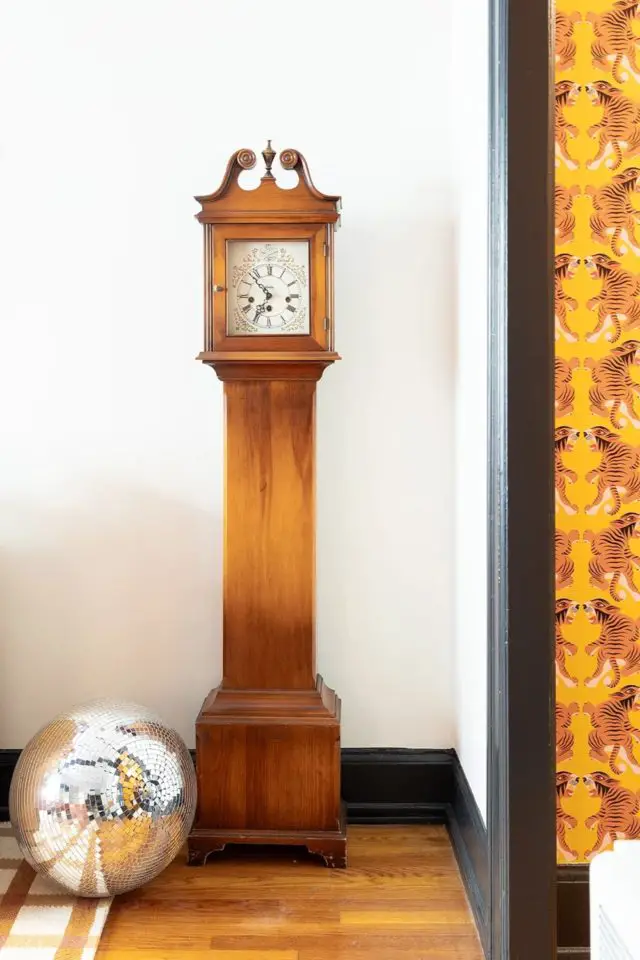 decoration appartement eclectique couleur motif horloge ancienne récupérée héritage familial