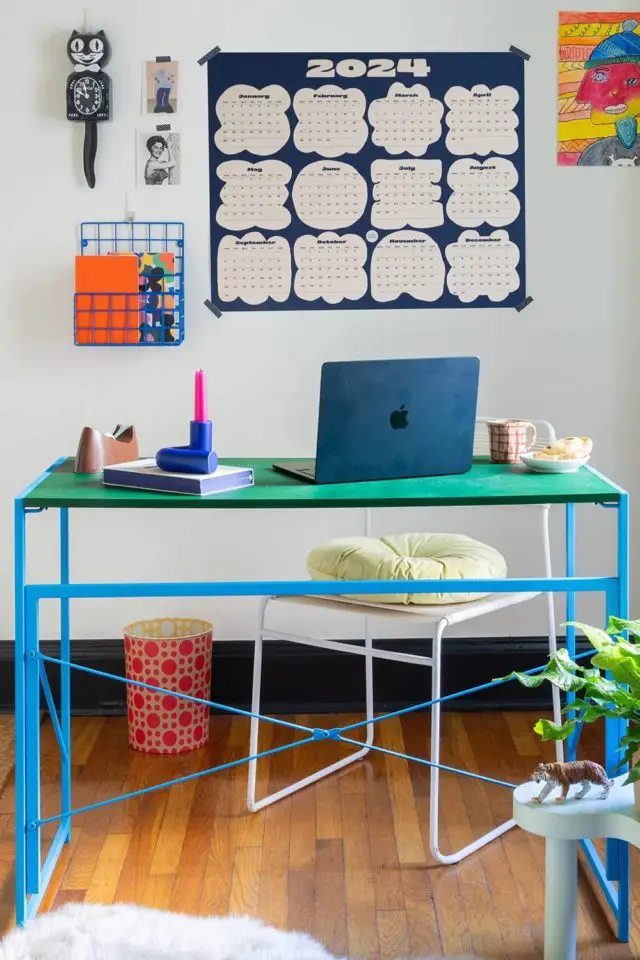 decoration appartement eclectique couleur motif petit bureau en métal bleu et vert calendrier mural