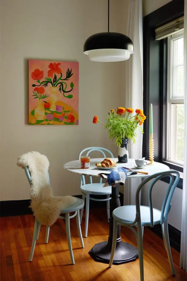 decoration appartement eclectique couleur motif coin repas table ronde à côté fenêtre chaises simple et colorée