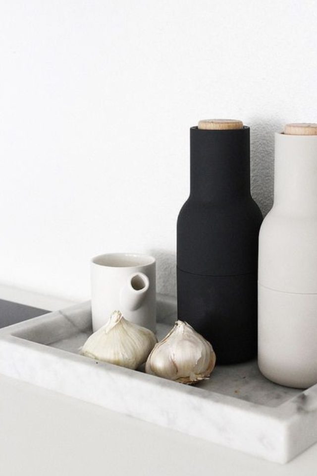 decoration marbre maison exemple cuisine minimaliste plateau rangement rectangulaire