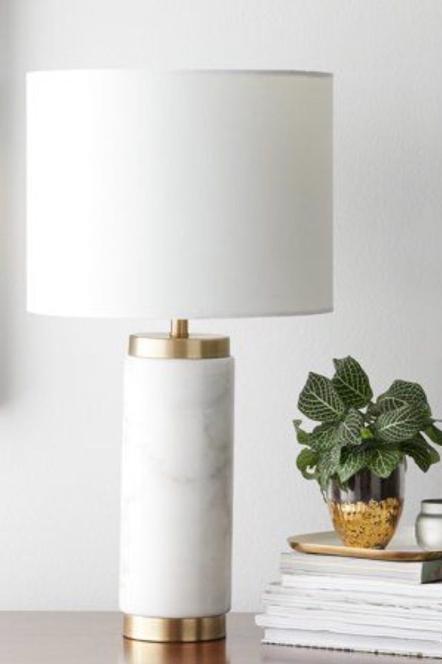 decoration marbre maison exemple lampe à poser avec abt-jour blanc déco buffet chic