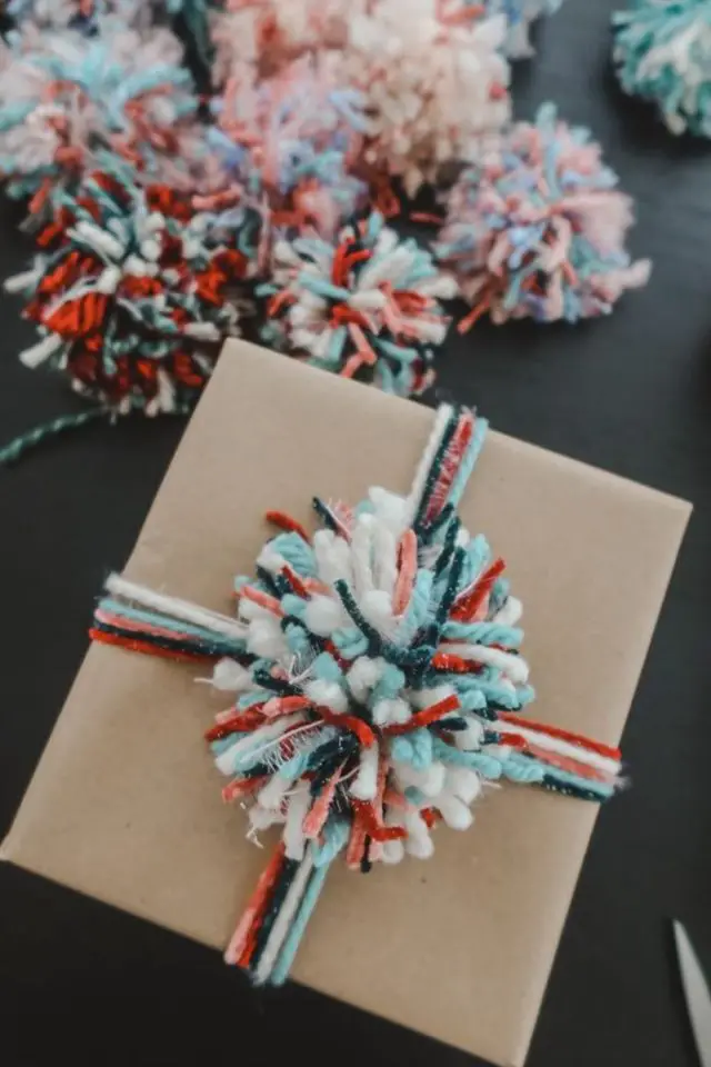 decoration noel a fabriquer adultes papier cadeau déco laine couleur