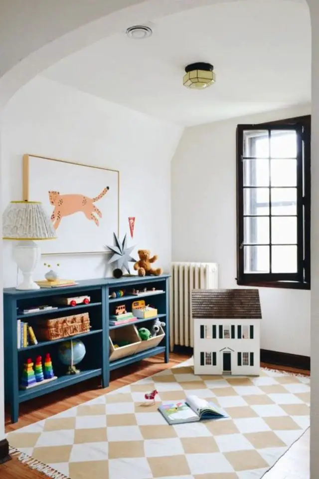 decoration salle de jeux enfant meuble relooké en bleu rangement pièce blanche tapis