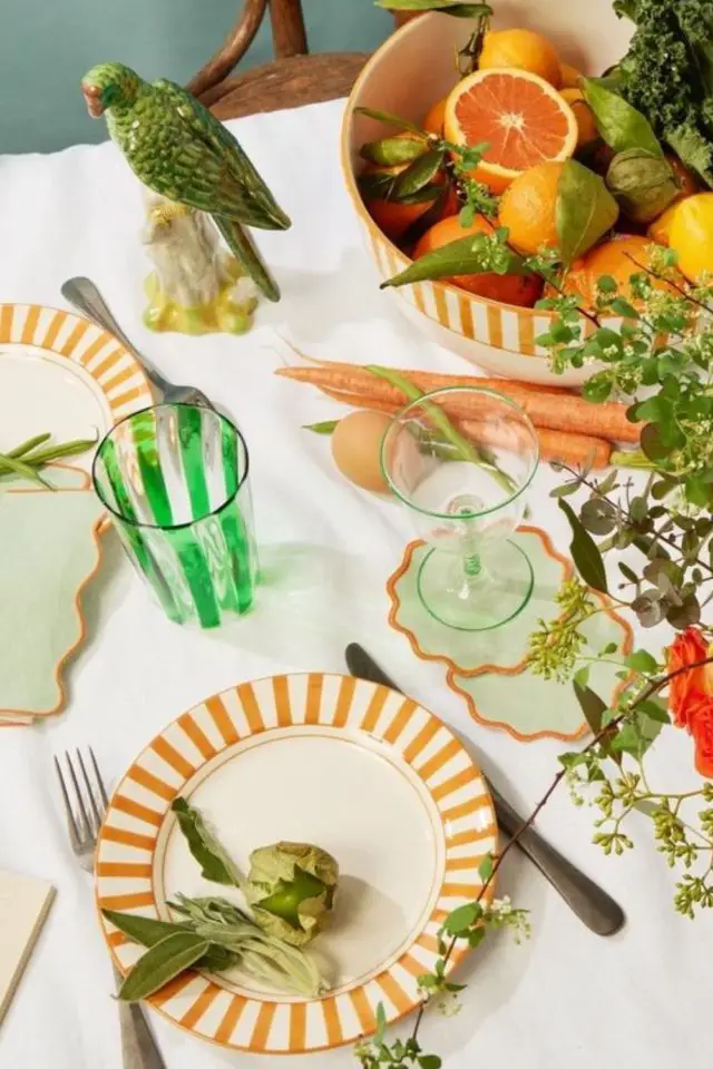 decoration table ete couleur vert et orange naturel assiettes et verres à rayures