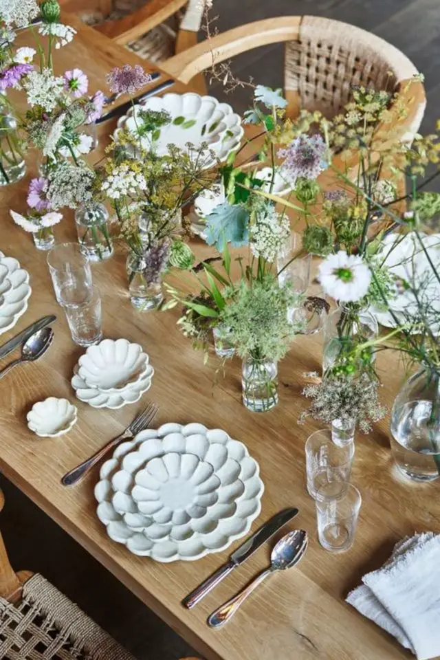 decoration table ete couleur assiettes blanches forme de fleur décor floral fraicheur naturel