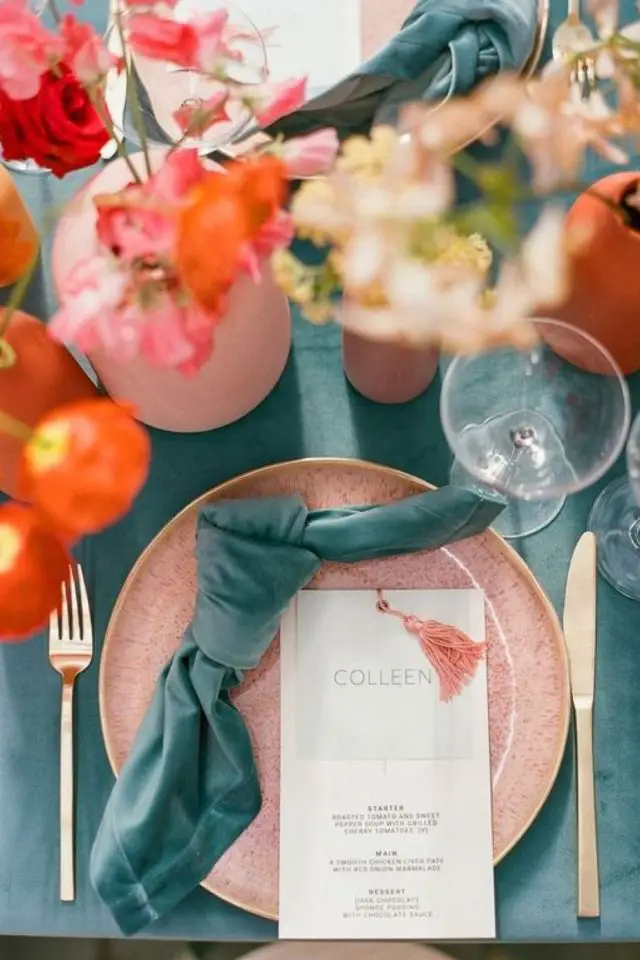 decoration table ete couleur bleu canard et corail saumon fraicheur fleur assiette serviette