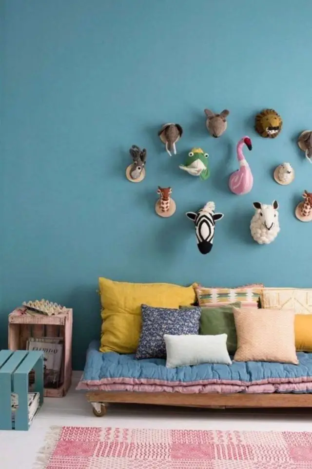 exemple decor chambre petit garcon moderne déco mur dessus dit trophées animaux peluche peinture bleue