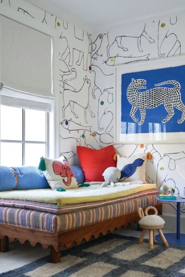 exemple decor chambre petit garcon moderne banquette lit d'appoint papier peint line art blanc et noir tableau affiche bleu électrique tigre