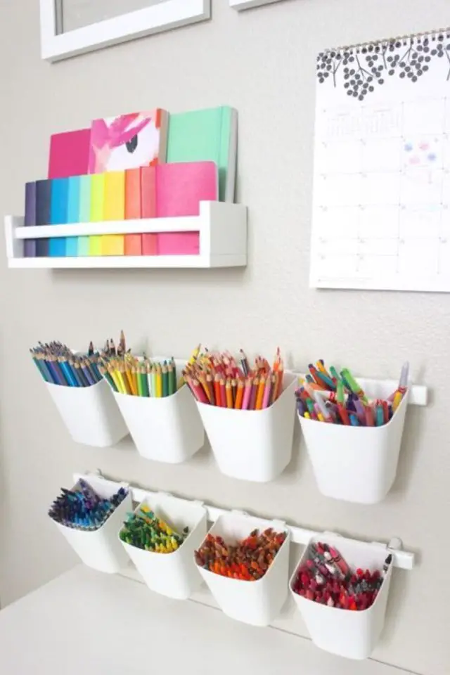 idee bricolage DIY chambre enfant deco pots à crayon accrochés au mur au dessus du bureau 