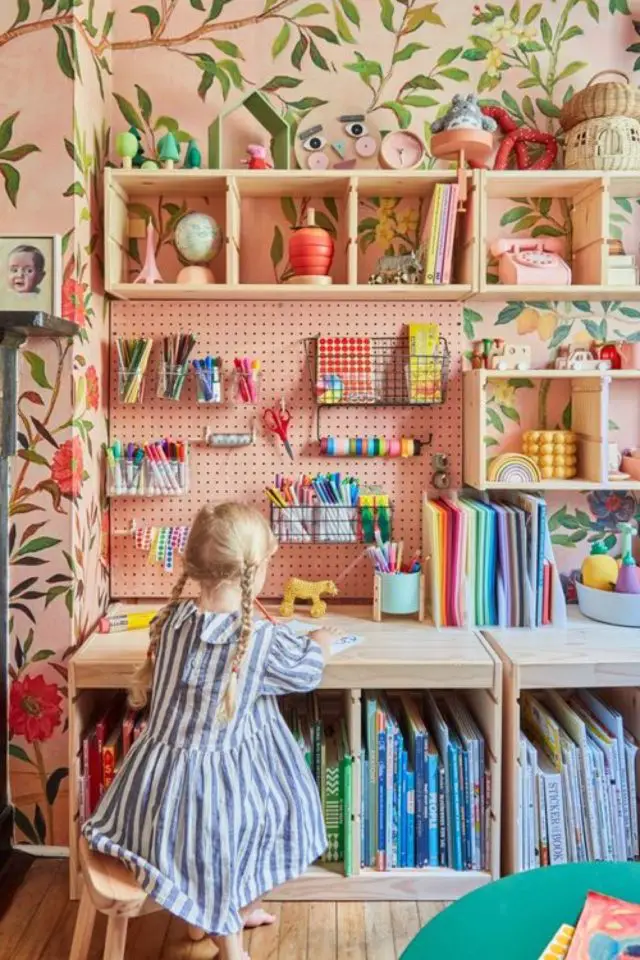 idee bricolage DIY chambre enfant deco bureau établi à l'aide d'un pegboard et de caissons de rangement