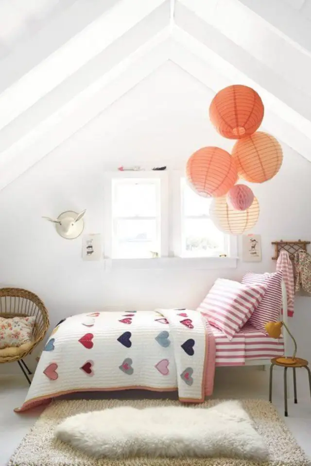inspiration decor chambre enfant moderne fille blanche linge de lit motif coeur et rayure suspension papier rose 