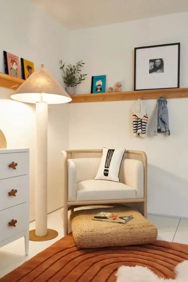 inspiration decor chambre enfant moderne bébé blanc bois commode fauteuil lampadaire
