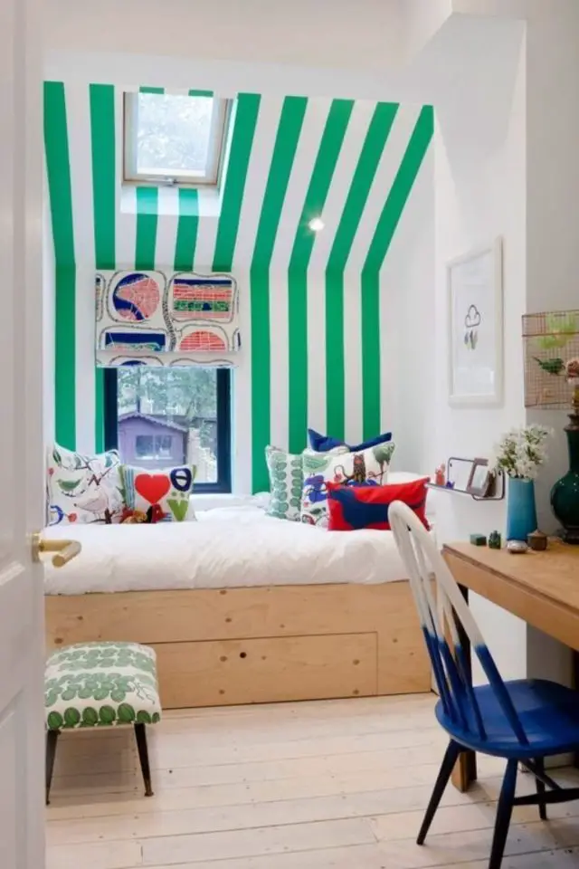 inspiration decor chambre enfant moderne papier peint à rayures vert et blanc banquette lit bois