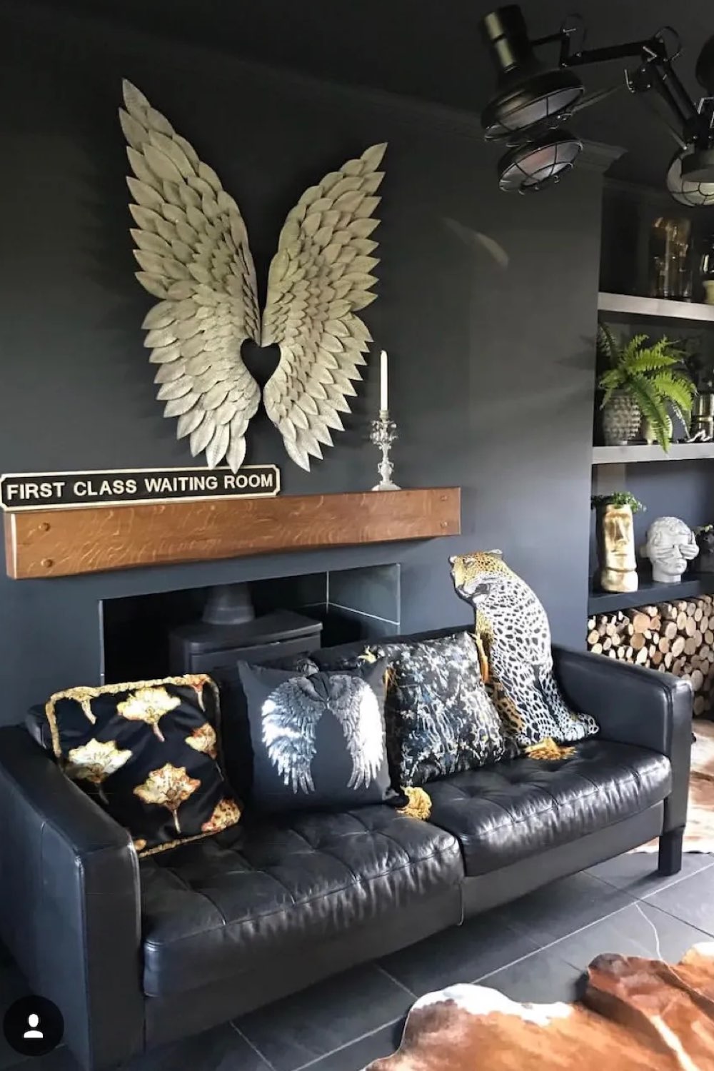 interieur couleur sourde eclectique salon séjour cheminée canapé en cuir décor original peinture noir mur