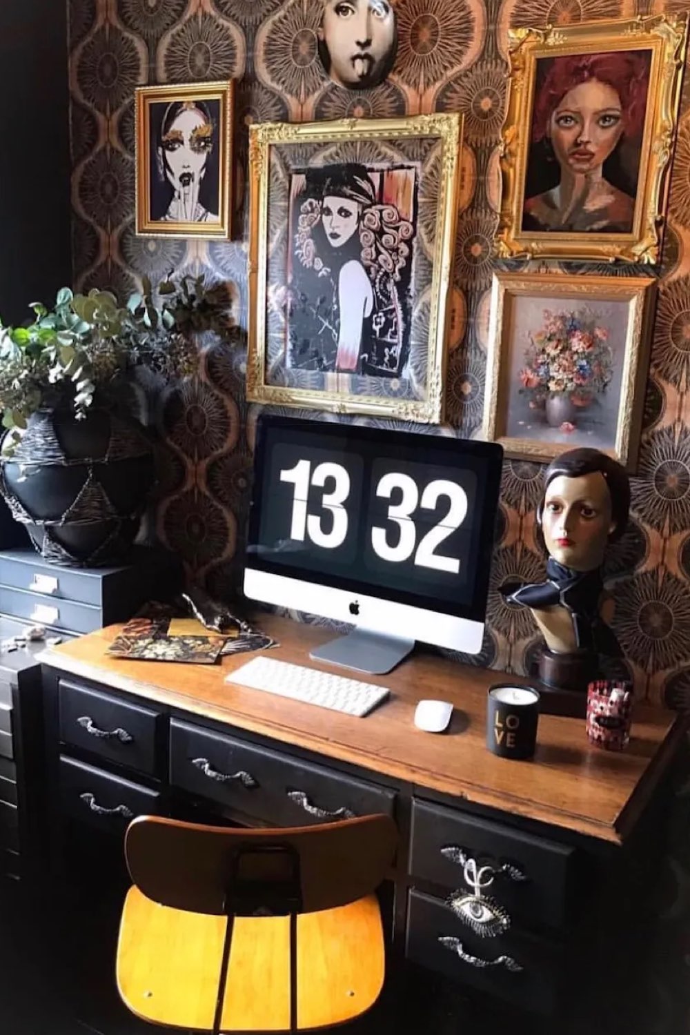 interieur couleur sourde eclectique déco bureau à domicile papier peint gothique galerie de cadres originaux superposition